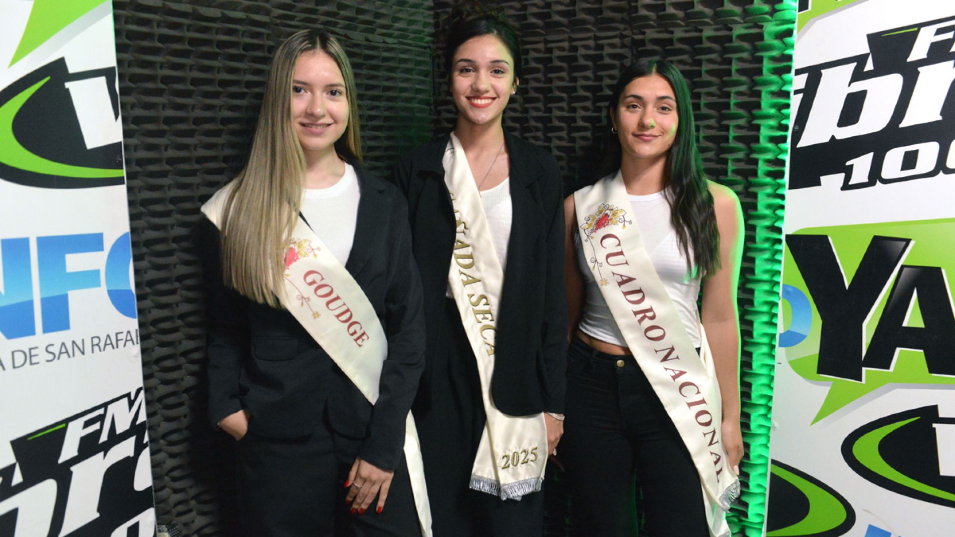 Noemí Ollarce, Tiziana Morán y Natalia Vallis en el estudio de Vibra FM.