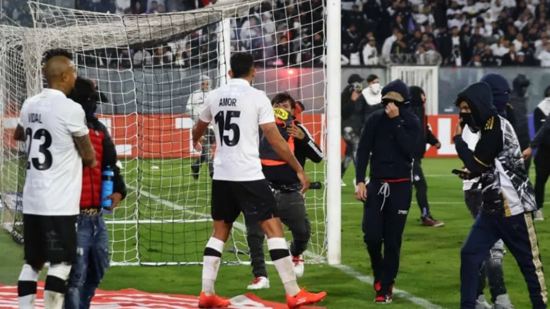 Tragedia en Colo-Colo vs. Fortaleza: dos muertos e invasión de campo